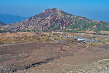 熊本県の阿蘇地方にある阿蘇山の山頂を歩く