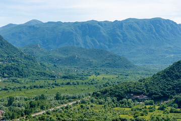 Obraz premium Krajobraz gór Czarnogóry, pasmo górskie w letniej mgle