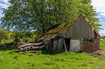 Obraz premium verlassene und verfallene Bauernhäuser auf unbebauten Grundstücken in Rügen, Mecklenburg-Vorpommern, Deutschland