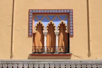 Hausfassade mit kunstvollem Fenster in der Mittelmeerregion