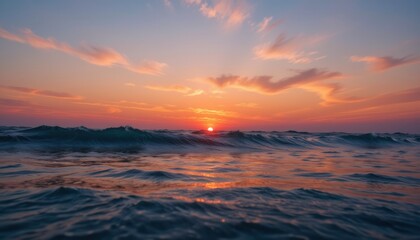 Obraz premium Sunset over waves creating a serene seaside scene.