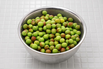 How to make Japanese crunchy pickled plums - Preparing small plums