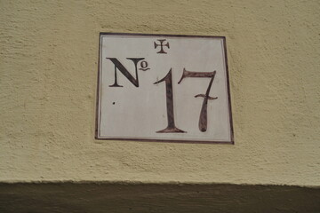 Numéro 17. Numéro de rue peint sur façade.