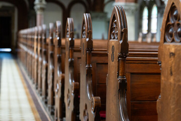 leere Sitzreihen in der Kirche