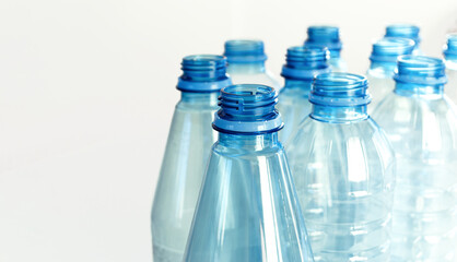 Botellas de plástico separadas y recolectadas desde el origen para reciclaje. 