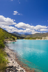 Obraz premium Castillon Lake reflecting blue sky with clouds in Castellane, France