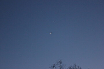 Księżyc przed zachodem słońca, na drugim końcu nieba © POV_swiata