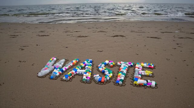 Mot D&Eacute;CHET ou WASTE Fait de Bouteilles et Ordures en Plastique sur une Plage Sablonneuse, Concept de Pollution Oc&eacute;anique, Vid&eacute;o en Boucle