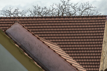 Schräges Ziegeldach in rot