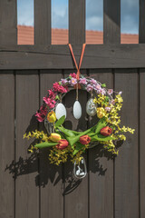 Ostergesteck an einer Holzwand