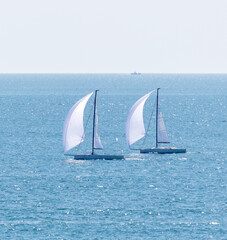 Obraz premium Two sailboats are sailing in the ocean