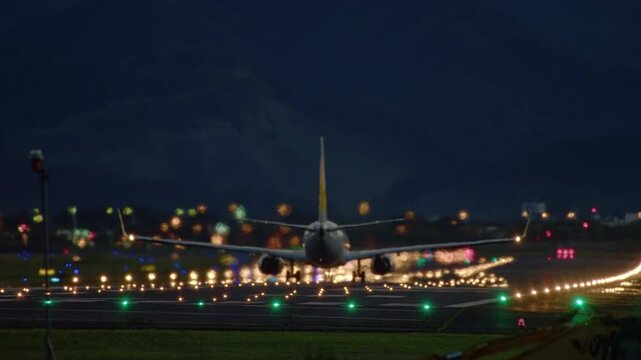 滑走路灯と離陸する飛行機 Runway Light & Plane take off