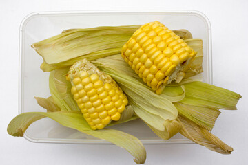 Cut sweet corn and corn leaves in plastic containers. Corn in plastic containers can be sold and can be a business idea. It is usually marketed in supermarkets or traditional wet markets. 