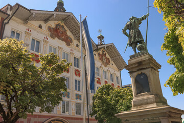 Blickfang in der Tölzer Marktstraße; Goldener Ritter und Stadtmuseum