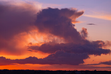 Nubes purpuras y naranjas al atardecer