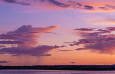 Nubes purpuras y naranjas al atardecer