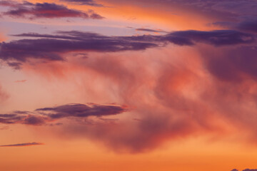 Nubes purpuras y naranjas al atardecer