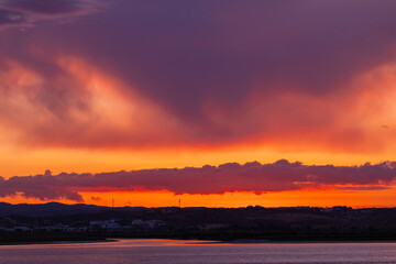 Nubes purpuras y naranjas al atardecer