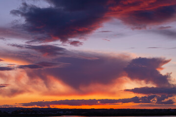 Nubes purpuras y naranjas al atardecer