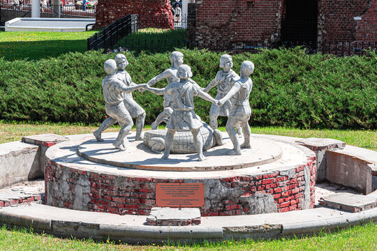 VOLGOGRAD, RUSSIA - MAY 8, 2025: Barmal Fountain Children's round dance. Central district, panorama museum "Battle of Stalingrad". High quality photo