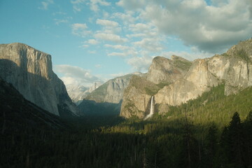 Fototapeta premium Yosemite National Park in California’s Sierra Nevada mountains green foliage on sunny day beautiful landscape