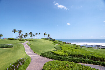 Obraz premium Scenic Coastal Golf Course With Lush Greenery and Ocean View