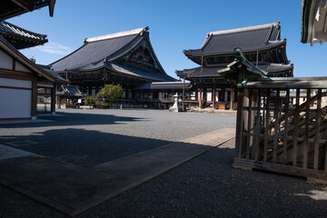 Fototapeta premium 日本、京都、興正寺、寺院、佛寺、佛教、木造建築、古代建築、庭園、文化財、日本文化、歷史名勝、綠色、風景、青空、夏、写真素材