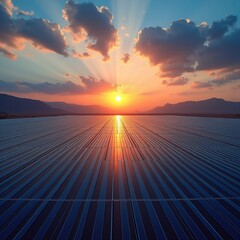 Uma vista aérea panorâmica de um imenso parque solar no deserto ao crepúsculo. Milhares de painéis solares azul-escuros com reflexos dourados do sol 