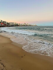 Entardecer na praia em salvador 
