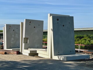 Große Winkelstützen aus Stahlbeton in L-Form