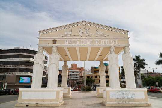 Construction with human columns in homage to the city. On its gable it says &ldquo;Heroic City of Chiclayo&rdquo; in Spanish