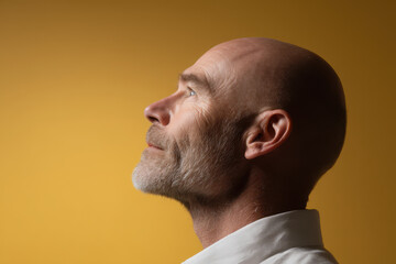 Obraz premium portrait of tourism expert shifted to right with inspired expression