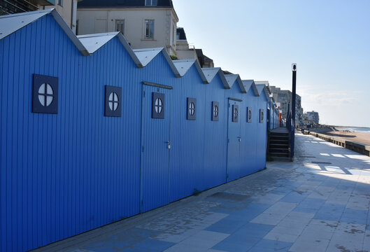 cabanon de plage, Bord de mer, Saint Gilles crois de vie, vend&eacute;e, France.