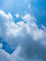 5月の午後　印象的な青空と雲01