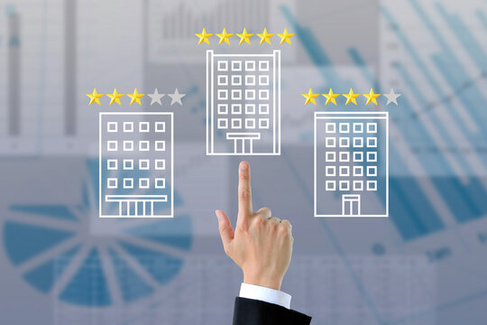 5つ星評価で満点の優良企業を指差しするビジネスマンの手