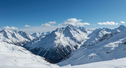 Naklejka premium Snowy mountain range representing natural beauty and serenity, with blue sky