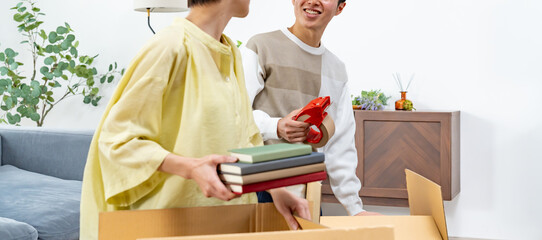 引越しの準備をする夫婦