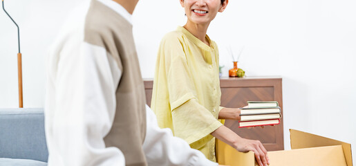 引越しの準備をする夫婦