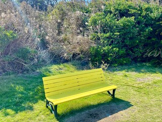 レモンイエローのベンチ
