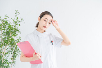 疲れた白衣の女性