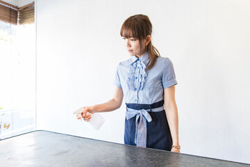 スプレーで消毒する