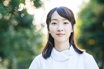 白衣の女性（看護師・歯科衛生士・サロン全般など医療イメージ）