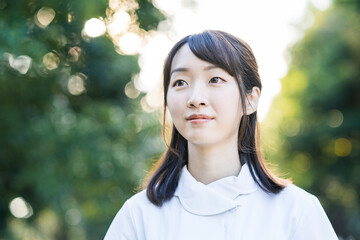 白衣の女性（看護師・歯科衛生士・サロン全般など医療イメージ）