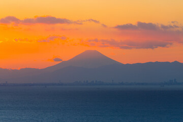 富士山と都市の夕景