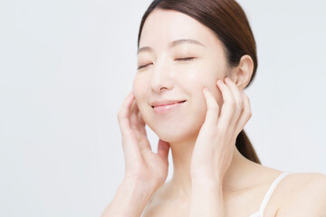 美容イメージ・顔を触る女性