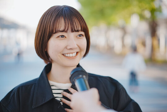 街頭インタビューを受ける女性