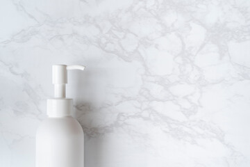 大理石のテーブルに置かれた白いボトル