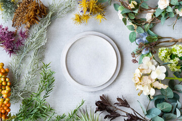 お皿のあるテーブルフォト