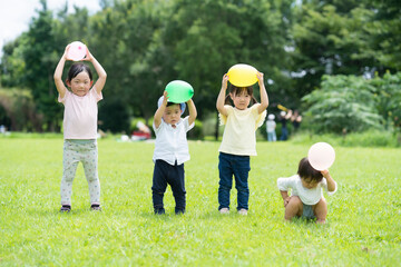 風船を持ってポーズをする子供たち