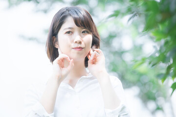 Fototapeta premium 木々に癒される若い女性